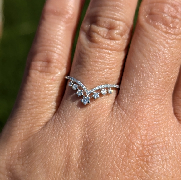 14K White Gold Diamond Crown V Shape Ring - Picture 7 of 8